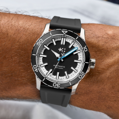 Christopher Ward C60 Trident Reef Black - ângulo alternativo