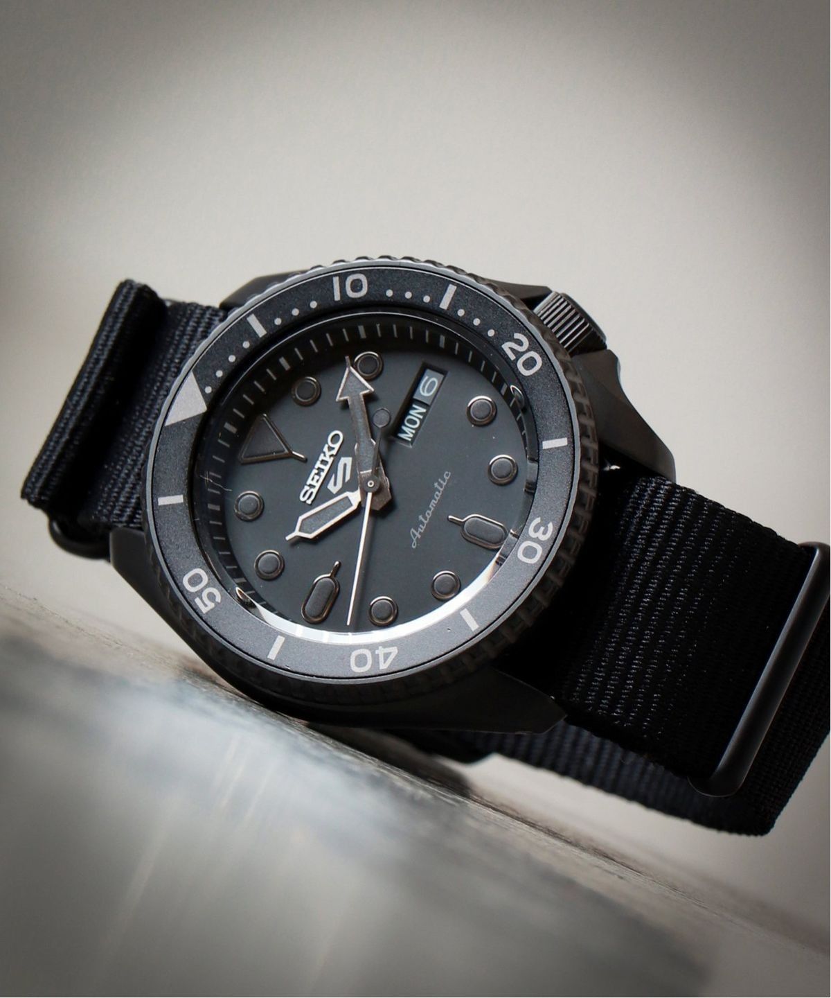 Seiko 5 Sports All Black - ângulo alternativo