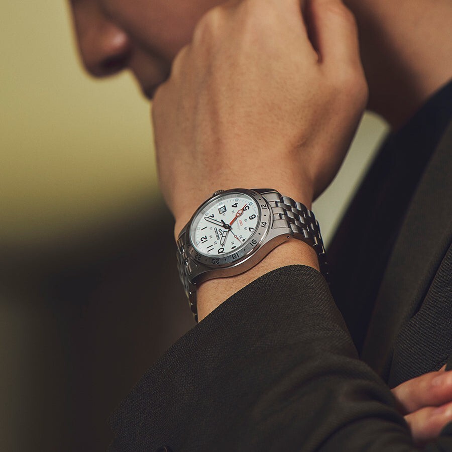 Seiko 5 sports Field GMT - ângulo alternativo